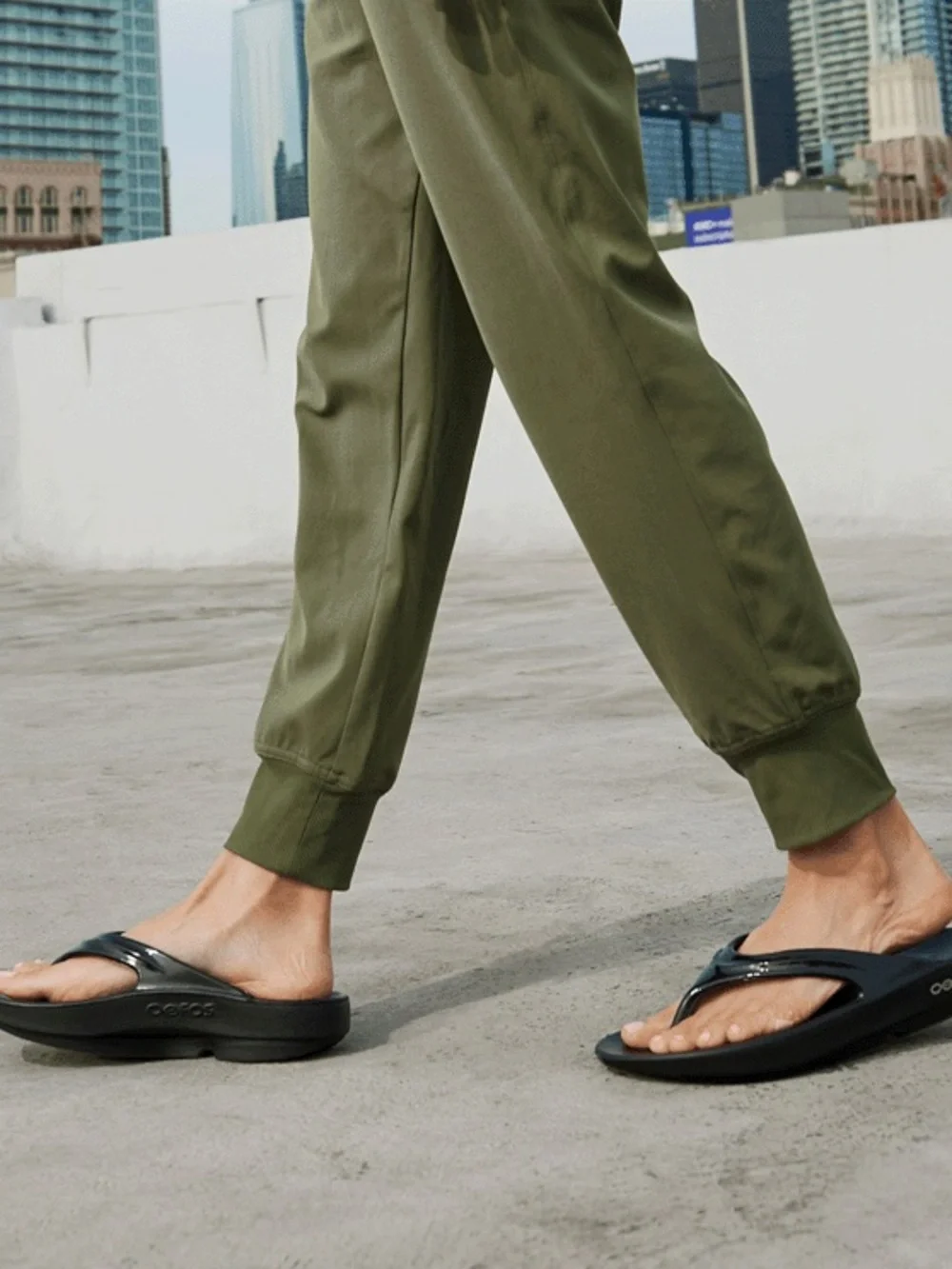 😎 OOFOS oolala black sandals